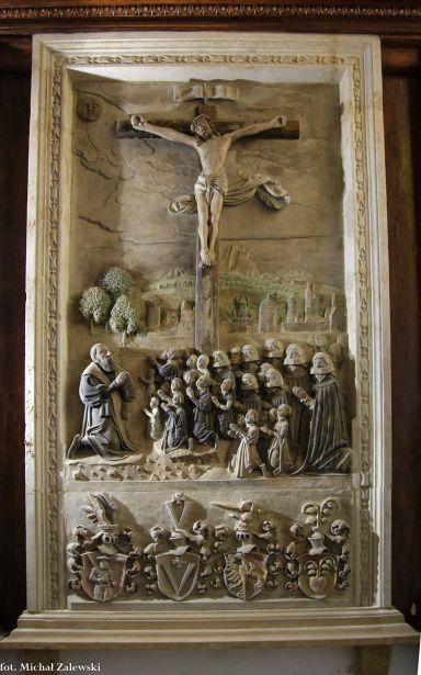 Epitafium Mikołaja von Uthmann und Schmolz (zm. 1550). Pochodził ze Lwówka. Obywatelstwo Wrocławia uzyskał w 1494 r. Kontynuował tu tradycje rodzinne handlu suknem. Zyski inwestował w posiadłości ziemskie. Nabył m.in. Smolec (1514) i dołożył do nazwiska "und Schmolz". Od 1514 r. zasiadał do końca życia w radzie i ławie, pełniąc ważne funkcje.