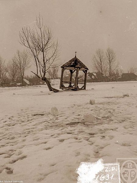 Plik:Chlewiska kapliczka brogowa 1912.jpg