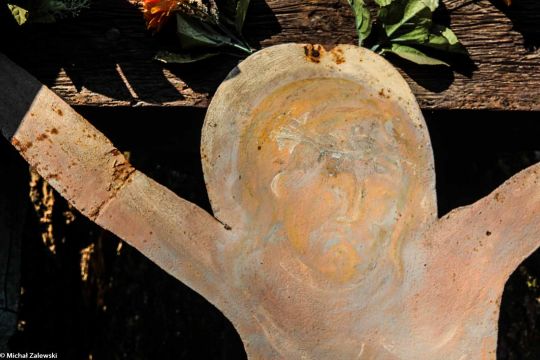 Biała Woda (Jaworki) gm. Szczawnica, Chrystus malowany na blasze na przydrożnym krzyżu, fot. 2019