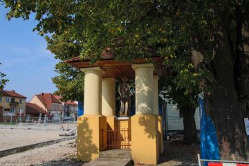 Zakliczyn, pow. tarnowski; kapliczka arkadowa ze św. Florianem w typie kapliczki brogowej