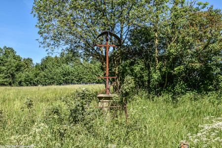 Metalowy krzyż przydrożny w Wojciechowie
