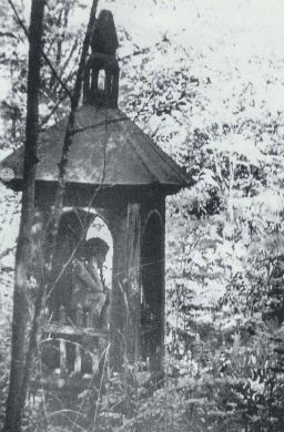 Kłodowa kapliczka nagrobna, cmentarz Puszcza Solska, Biłgoraj