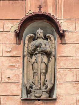 Bystrzyca Kłodzka, pow. kłodzki; Michał Archanioł w niszy dawnej szkoły dla dziewcząt; autor Franz Wagner