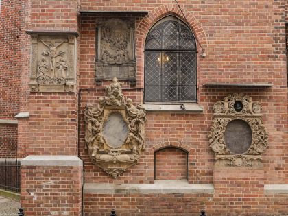 Opisywane epitafium pierwsze od lewej