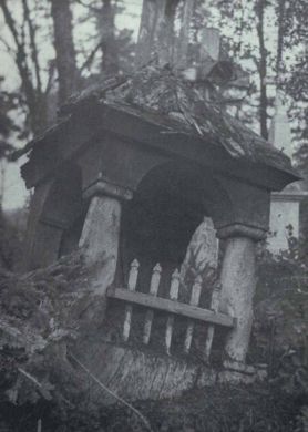 Kapliczka nagrobna, kłodowa cmentarz Puszcza Solska, Biłgoraj