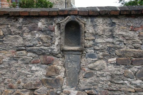 Jaroszów, pow. świdnicki; kamienna kapliczka, a właściwie najpewniej gotyckie sakramentarium w murze cmentarza kościelnego