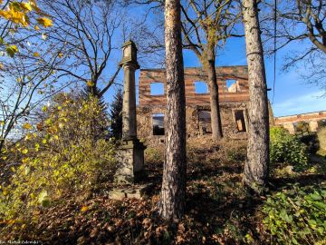 Wleń Grzęba, pow. lwówecki; kamienna kapliczka kolumnowa z 1701 r.