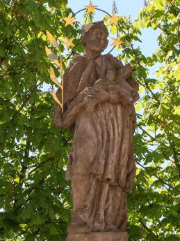 Poběžovice; piaskowcowa figura św. Jana Nepomucna z 1682 r.