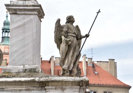 Archanioł Rafał na cokole kolumny maryjnej z 1738 r. w Głubczycach