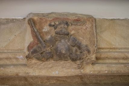 Rynek 8 (kamienica Pod Siedmioma Elektorami); herb rodziny Uthmann und Schmolz w przejściu pomiędzy salą sprzedaży, a zapleczem sklepu sieci Żabka (2024), I poł. XVI w.