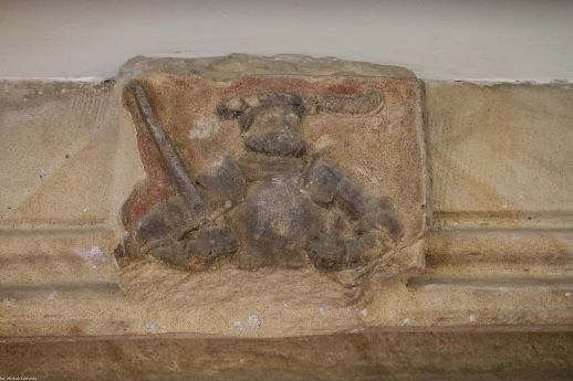 Rynek 8 (kamienica Pod Siedmioma Elektorami); herb rodziny Uthmann und Schmolz w przejściu pomiędzy salą sprzedaży, a zapleczem sklepu sieci Żabka (2024), I poł. XVI w.