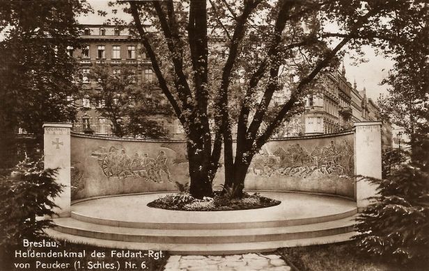 Pomnik 6 pułku Artylerii Polowej odsłonięty 29 maja 1932 r. na Matthiasplatz (plac Świętego Macieja)